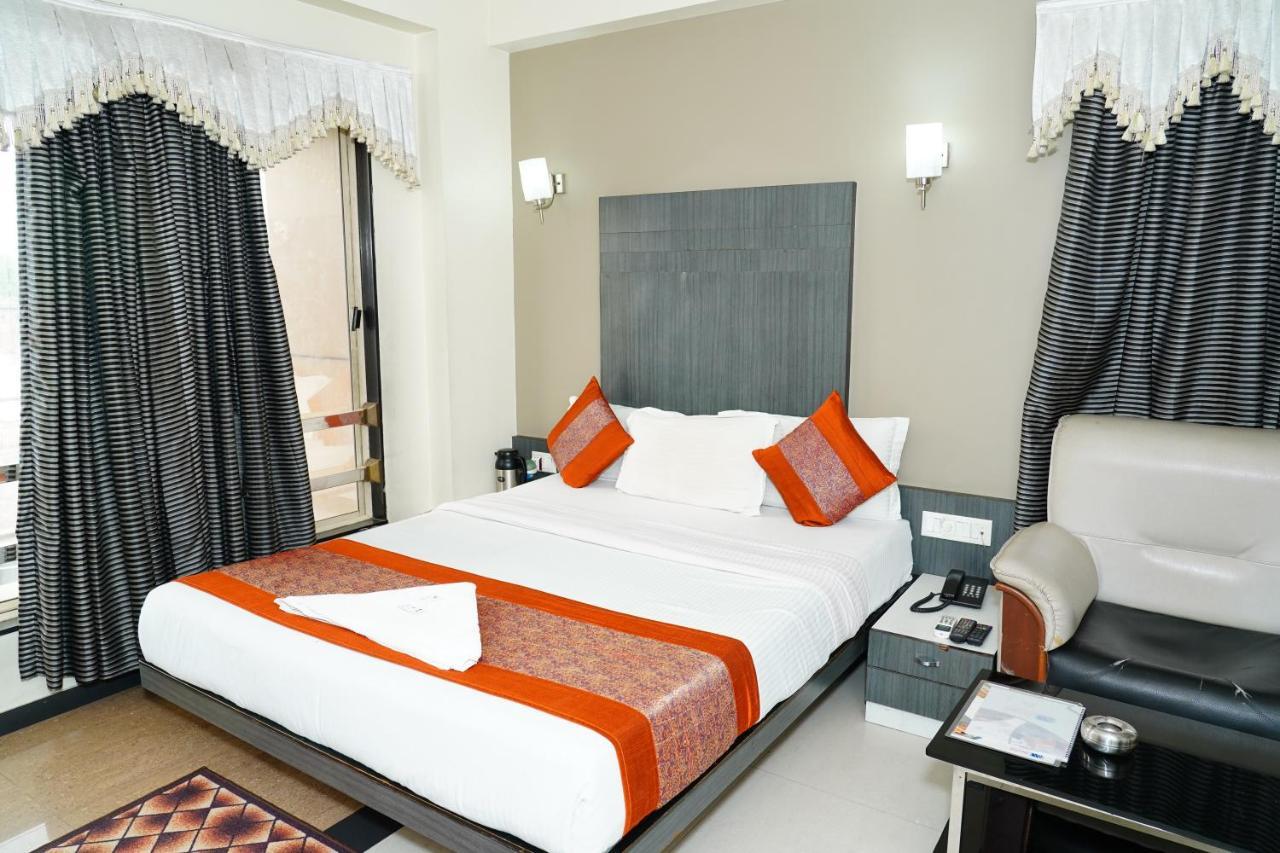Marshall The Hotel Ахмедабад Екстериор снимка