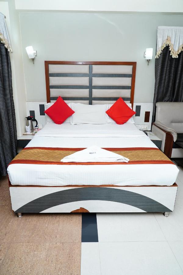 Marshall The Hotel Ахмедабад Екстериор снимка
