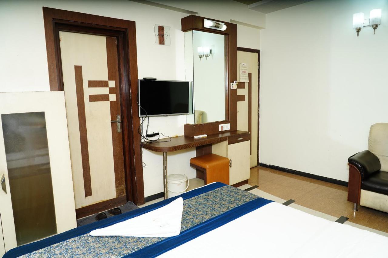 Marshall The Hotel Ахмедабад Екстериор снимка