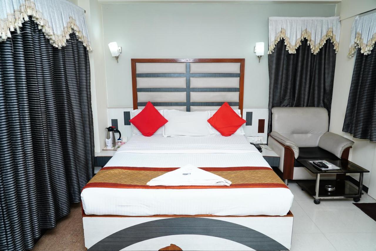 Marshall The Hotel Ахмедабад Екстериор снимка