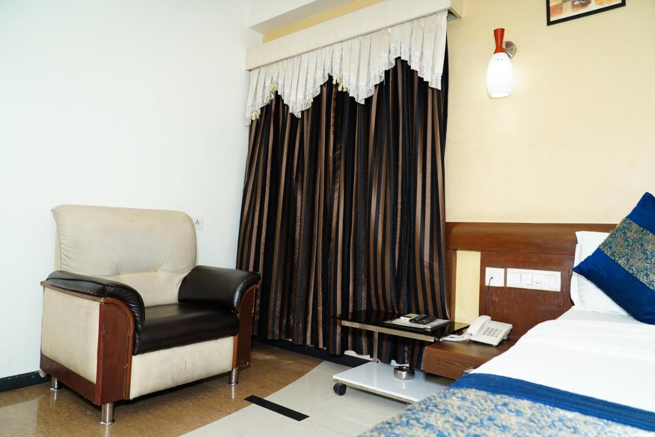 Marshall The Hotel Ахмедабад Екстериор снимка