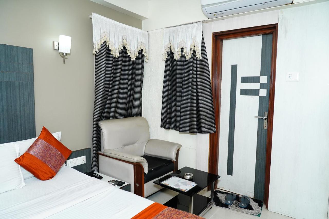 Marshall The Hotel Ахмедабад Екстериор снимка
